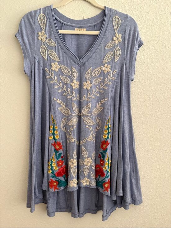 CAITE Tops - CAITE Alaina Embroidered Floral Swing Tee in Blue Small